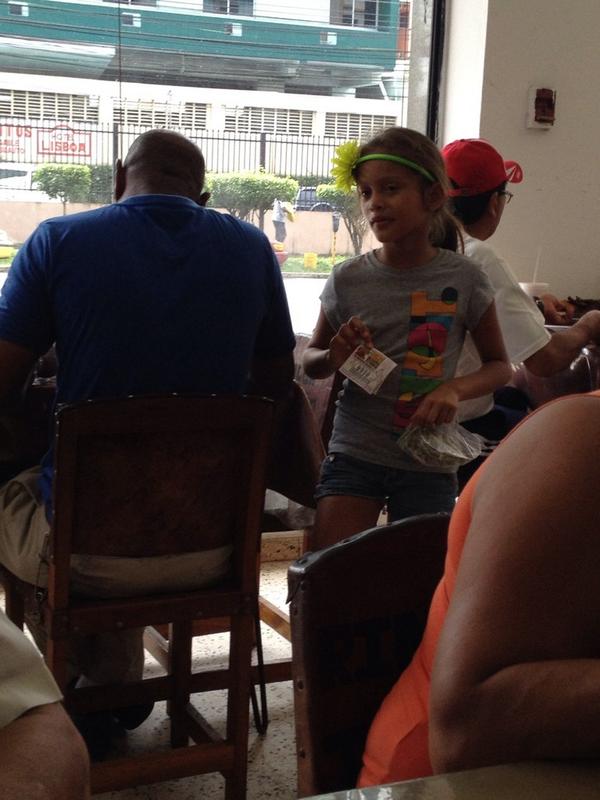 Julieta3090's tweet photo. Como permiten q una niña venda loteria? Ni pregunto por los papas, donde estan las autoridades? @tvnnoticias http://t.co/zGxnGS1IVH