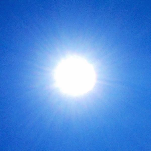 NicolaCorsano's tweet photo. Avvistato oggetto luminoso tondeggiante nel cielo azzurro di #Lignano #Sabbiadoro #picoftheday #picofthesummer http://t.co/zT91nmnreR