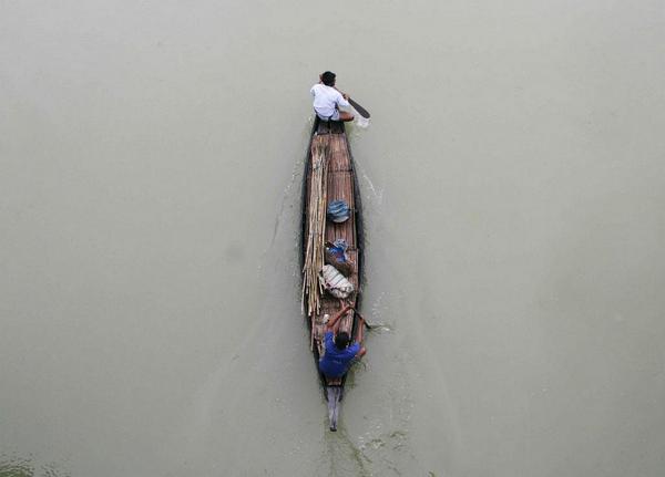 arshadsmohi's tweet photo. Villagers move with their belongings to safer places in a boat through the flooded areas of #Assam @infomumbai http://t.co/7exiBTOSOq
