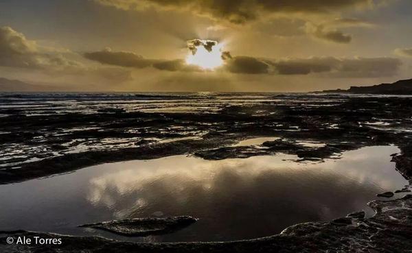 #elconfital al atardecer <a href="/EmocionesCan/">Emociones Canarias</a> <a href="/7IslasCanarias/">Islas Canarias</a> @canarias_es <a href="/turismogc/">GranCanaria.com 🌴☀️</a> <a href="/LPASHOOTERS/">LPA SHOOTERS</a>