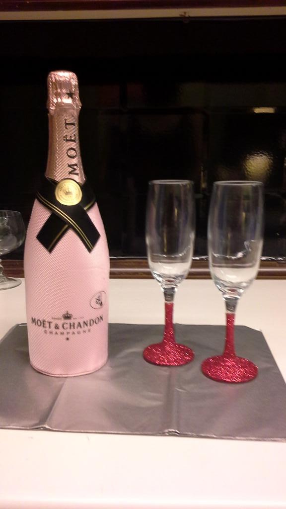 Allglitzythings's tweet photo. Glitzy champagne http://t.co/Zfkh5zM99L