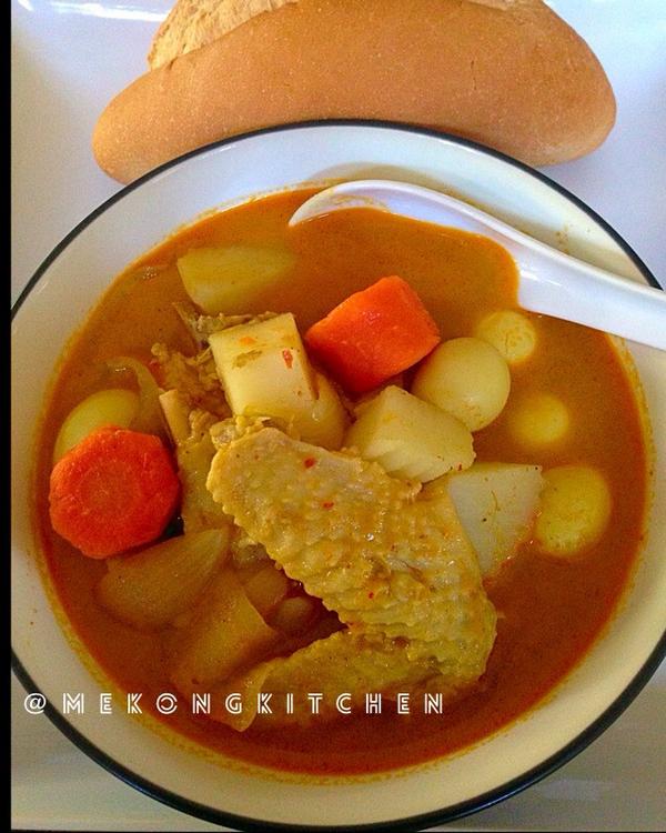 MekongKitchen's tweet photo. KANG KAREE: Yellow Curry Chicken with carrots and potatoes with a warm #baguette , homemade in the #mekongkitchen http://t.co/P0QlRWCrVH