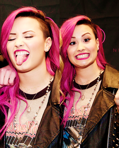 pfvotedemetria's tweet photo. VOU POSTAR TODAS AS MINHAS FOTOS DA DEMI, QUANTO MAIS RT MAIS VOTOS #votedemilovato http://t.co/1SnD6ZrZIs