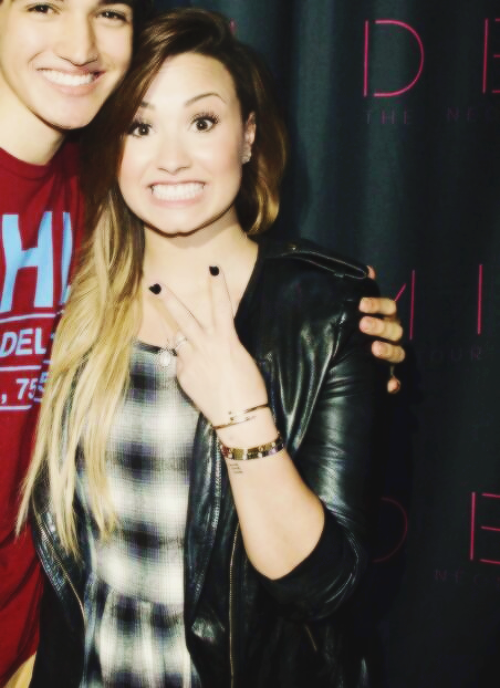 pfvotedemetria's tweet photo. VOU POSTAR TODAS AS MINHAS FOTOS DA DEMI, QUANTO MAIS RT MAIS VOTOS #votedemilovato http://t.co/PMKt0Zuqwv