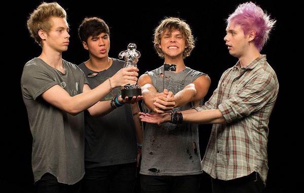 _5SOSFAMUPDATES's tweet image. If 5SOS win Artist To Watch tonight it will be their first time going up on stage for an acceptance speech #vote5sos