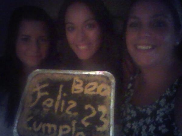 caromluque's tweet photo. Celebrando el cumple de @Beitawii #23añitos @maryvivar http://t.co/I21XR7D3TU