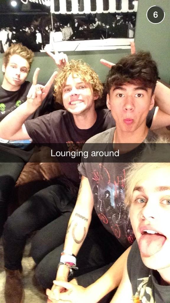 milleniumholly's tweet image. Guys keep voting #vote5sos  Bc these babes have come so far and deserve  to win