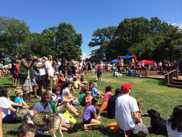 tamiqPSM0359's tweet photo. Nice crowd to watch the bikini contest at the SPCA Puppy Plunge http://t.co/B6g48GxK58