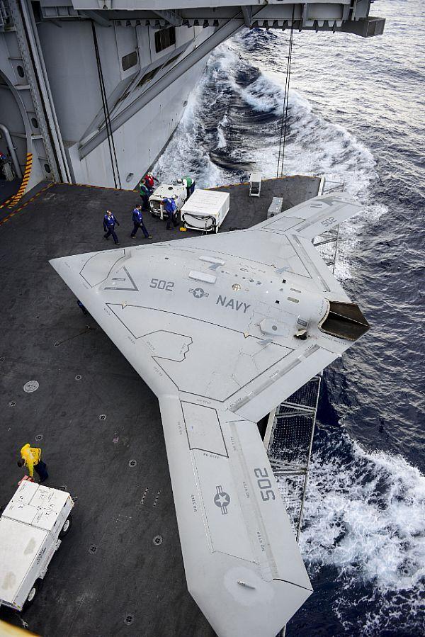 Twitter 上的 情景師アラーキー 荒木さとし 写真資料 米軍が開発中のステルス無人戦闘機 X 47 ペガサス 空母のエレベーターに載っている姿はまるでsf映画のよう パネルラインやコーションマーク等はガンプラ制作の参考になります Http T Co Th87bnvkro