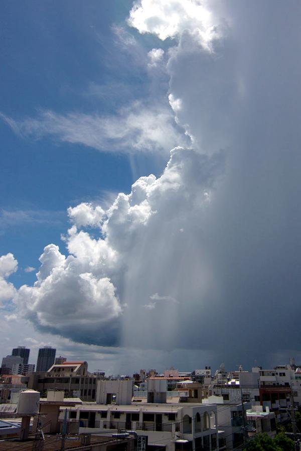 しむじ V Twitter ゲリラ豪雨 という呼び方が定着しましたが 危険ドラッグのように忌み嫌われている感じですよね もはや南国だと割り切って スコール もしくは カタブイ 片降い と呼んだら心にゆとりもできるんじゃないでしょうか Okinawa Http T しむじ V Twitter ゲリラ豪雨 という呼び方が定着しましたが 危険ドラッグのように忌み嫌われている感じですよね もはや南国だと割り切って スコール もしくは カタブイ 片降い と呼んだら心にゆとりもできるんじゃないでしょうか Okinawa Http T