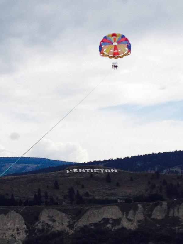 readernerd's tweet image. Flying over Penticton with my kid and my sis.