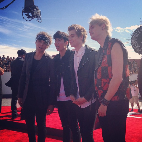 Chile5SOSFam's tweet photo. “@MTV: Crying because @5SOS has arrived to the #VMA: http://t.co/zzzubQv2Hm http://t.co/weM55i7aml”