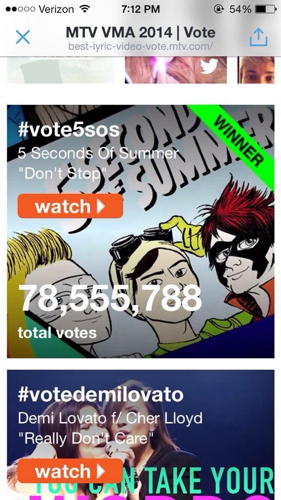 Chile5SOSFam's tweet photo. 5SOS GANÓ MEJOR LYRIC VIDEO!!! @5SOS CONGRATS BOYS http://t.co/DE1N2ijVl3