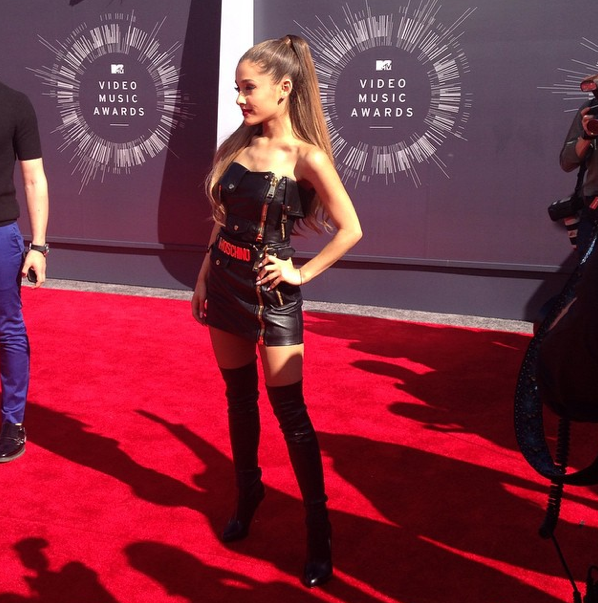 Premios & Nominaciones de Ariana Grande » MTV Video Music Awards 2015 [2 Nominaciones] - Página 2 Bv1yPwcCUAAhVTd