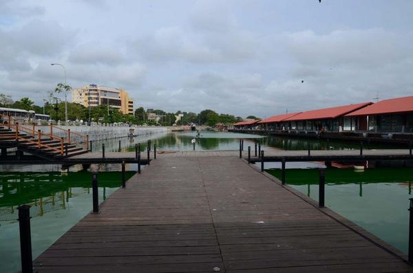 PresRajapaksa's tweet photo. PHOTOS | ජායාරූප |புகைப்படங்கள் -Floating Market | පාවෙන වෙළෙඳපල|மிதக்கும் சந்தை. Bastian Mawatha #Colombo #SriLanka http://t.co/9lmN2Gxrkz