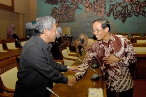Kemdikdasmen's tweet photo. DPR RI Dorong Kemdikbud Tingkatkan Anggaran Tahun 2015
http://t.co/sXnK4G5EYz http://t.co/HPgiT8x0bD