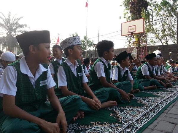 AhmadJameelNew's tweet photo. Ini bkn shalat Ied lho... tp shalat dhuha, biar anak2 kenal &amp; deket Allah Yg punya ilmu &amp; masa depan. @Yusuf_Mansur http://t.co/6z1HMfXILa