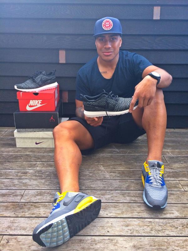MalakaiFekitoa's tweet photo. Lucky to have the Limited Edition Nike Flyknit Roshe. Head to #LOADEDNZ or #AREAFIFTYONESTORE to get yourself a pair. http://t.co/hy61xlKYXq