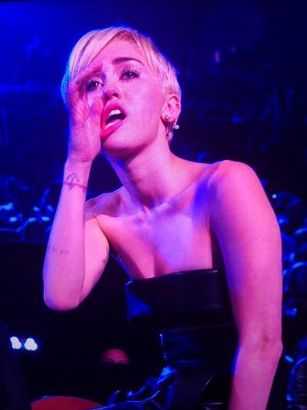 niallerealeza's tweet photo. Nessa hora eu chorei junto com ela, mesmo todo mundo julgando a miley, ela sempre uma eterna guerreira http://t.co/EtCWNBmDEp