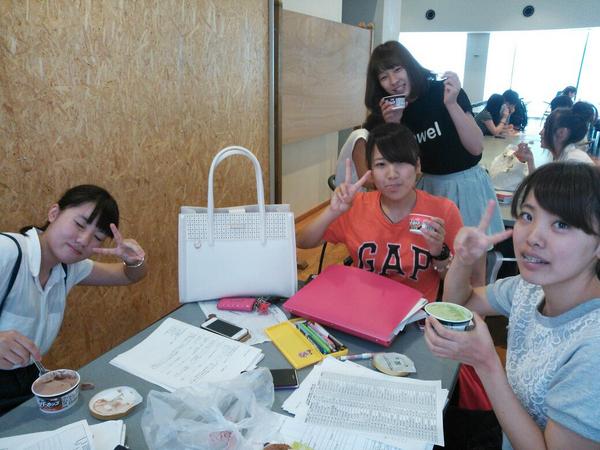 XoxoS2co1's tweet photo. アイス買ってあげたぁ♡
久々にみんなに会えた〜
髪色怒られた。染めたくないから
せめてスプレー。許して先生。 http://t.co/TMcLVtMHBW