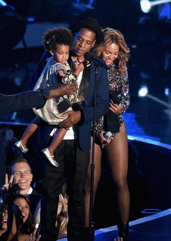 ELLEmagazine's tweet photo. Beyonce has the 5 CUTEST onstage moments we've ever seen: http://t.co/VjClIyRy88 http://t.co/6l0d1my8UB