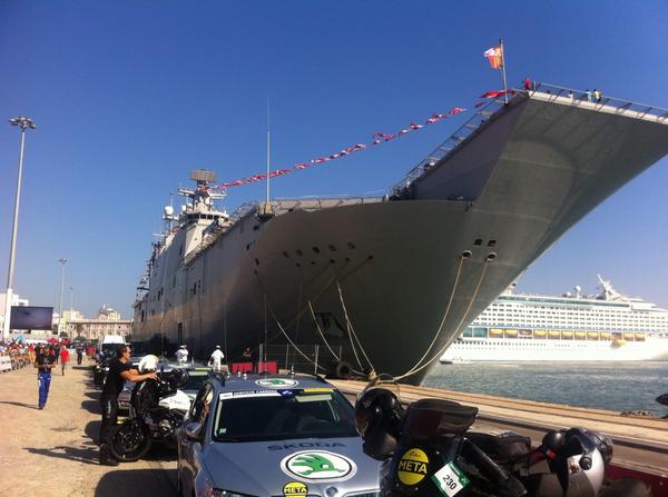 SpheraSports's tweet photo. Desde el buque Juan Carlos I situado en el puerto de Cádiz sale hoy la 3ª etapa de la #Vuelta2014 http://t.co/eC6nZhmMBZ (vía @edupidal)