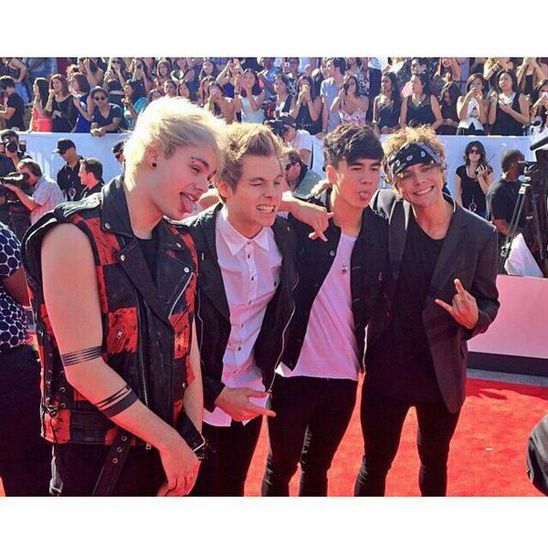 clifford4eva's tweet photo. Omg I'm so proud of my boys u deserve it so much
So glad that I am apart of this family omg http://t.co/0rZ0jZFrgc
