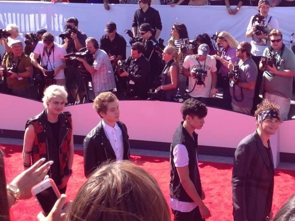 duhbasicfangirl tweet picture