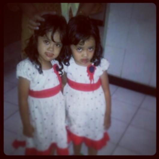 adnugros_'s tweet photo. the twins are cute - vanezza n zivanna @nuruliaa12 @putrie_wuland http://t.co/aWG3fA4U1Q