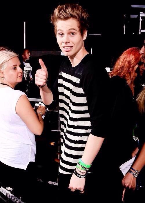 5SOSUKUPDATE's tweet photo. Luke backstage at the VMAs http://t.co/TSWh6mtzGh