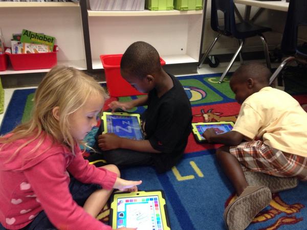 Mrs_KThompson's tweet photo. The iPad center is open @OldPointeElem! #iRockrh #oldpointe #beamazing http://t.co/Ex5ZK7ogjE
