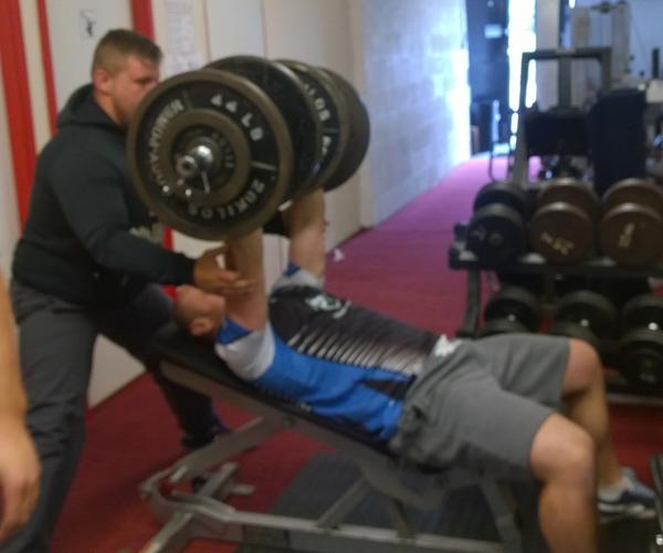 AzzHolt's tweet photo. Biggest dumbbells iv ever seen! 😂😂😂 http://t.co/VdhBQuWgFR