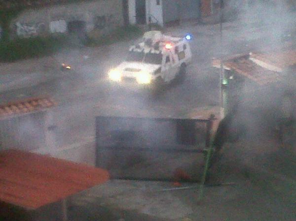 OJO Ahora...Tanquetas derriban accesos a Resd. San Cristóbal en medio de estruendoso ataque a la zona.