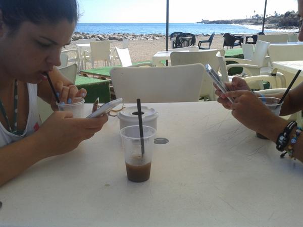 IreneGiM's tweet photo. Que malo es ir a un chiringuito con wifi cuando no tienes en tu casa jajajaj #viciaaaas @almumfr @m_urrea http://t.co/WyDQcuwxYh