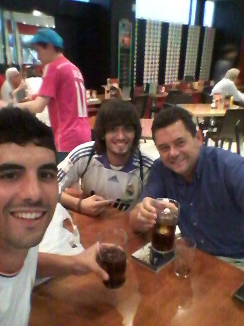 AntonioQtecunda's tweet photo. Aqui de copas antes del incio de la Liga con @As_TomasRoncero #HalaMadrid http://t.co/OK9tcXcRrn