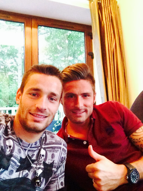 palmmhy's tweet photo. Oww ! Can't breath with this pic...2 hot guys that I ♥. @_OlivierGiroud_ @MatDebuchy #TeamGiroud #TeamDebuch #Arsenal http://t.co/eN28kKqMXM