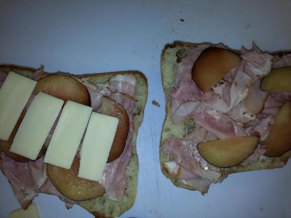 FredsBread's tweet image. #Lunchtime!
Smoked Ham , Black Plum and Cheddar Cheese Melt on #FredsBread #PeasantBread. Gotta get you some.