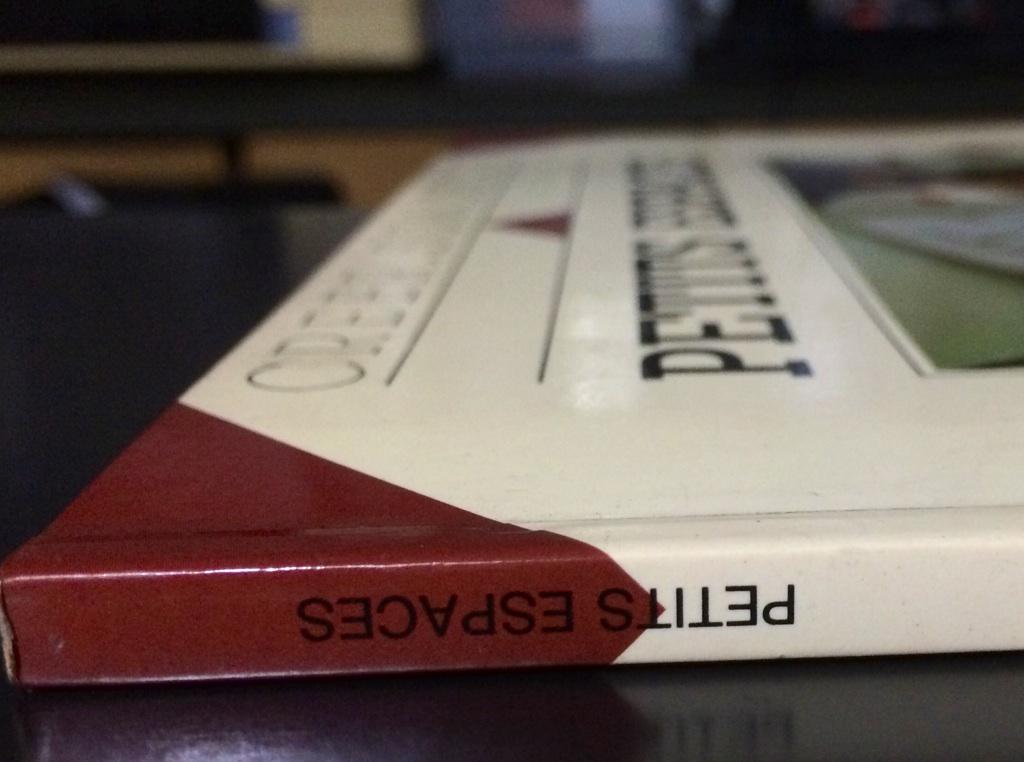arbainrambey's tweet photo. Taruh sbh buku dgn wajah ke atas. Jk huruf di punggung terbalik, itu gaya Perancis.Kalau sebaliknya, itu gaya Inggris http://t.co/icw2QONkuS