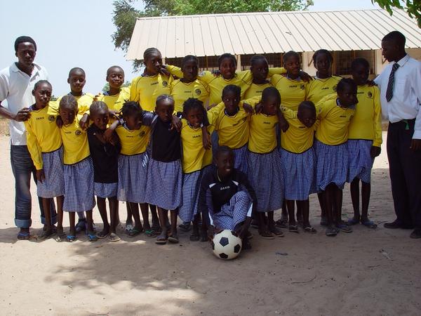 SportGambia's tweet photo. De toekomst van het #meisjesvoetbal in Gambia? Wie weet? Gauw alleen de shirts van SV Colmschate '33 aan voor 'n foto http://t.co/mm3CbK5URh