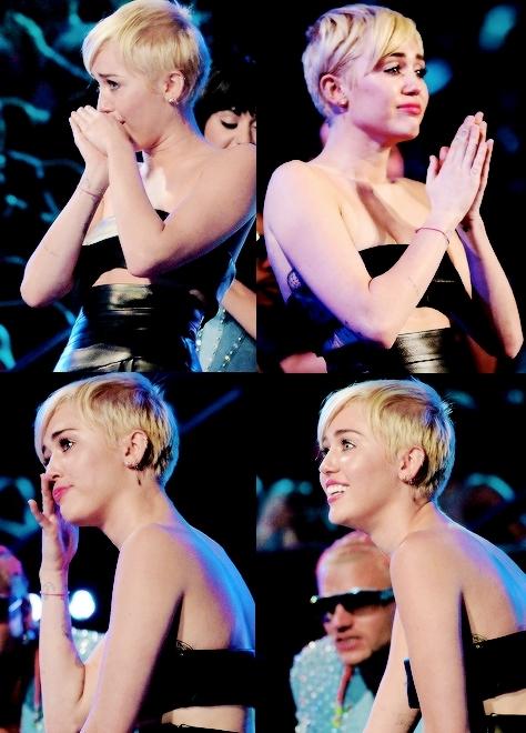 twdeadan's tweet image. calou a boca de todo mundo que smp a criticou e nem precisou subir no palco, é isso e muito mas que me faz te amar ❤