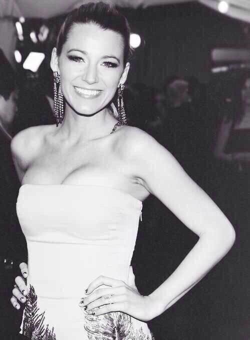 Happy 27th birthday to the beautiful Blake Lively. love yaaaa  