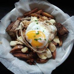 ChicagosBestTV's tweet image. Where can we find the best cheese curds like these ones we tried at @BadHappyPoutine? #cheesecurds