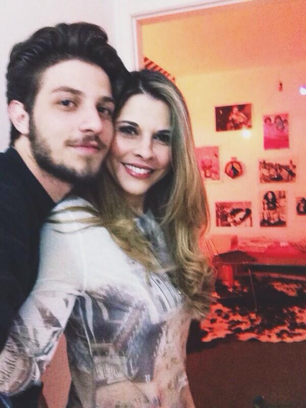 chaysuede's tweet image. Mãe, obrigado por sempre ter aceitado minhas bagunças como licença poética. #amocomovoceama Eu apóio! @comfortbrasil