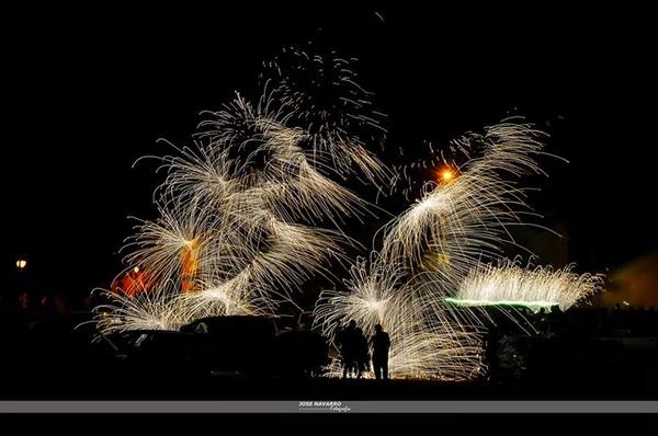 turismofuentes's tweet photo. Toros de fuego y fuegos de la Feria'14. Fotos de José Navarro @SalPorSevilla @Sevilla_Turismo @Fuentesonline http://t.co/1vJPXriiyB