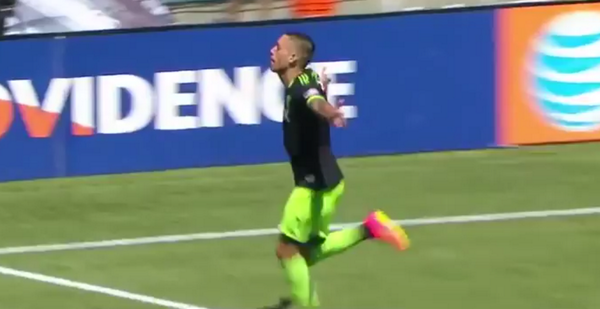 BleacherReport's tweet photo. VIDEO: Clint Dempsey finished off a beautiful counterattack vs. Portland http://t.co/cOwjVdBPLs http://t.co/PUBLVg90v3