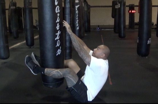 PowerToWinTeam's tweet image. Get your core workout on using a punching bag! By #TeamXyience athlete @RevolutionFitLV! --&amp;gt; shout.lt/CC3h
