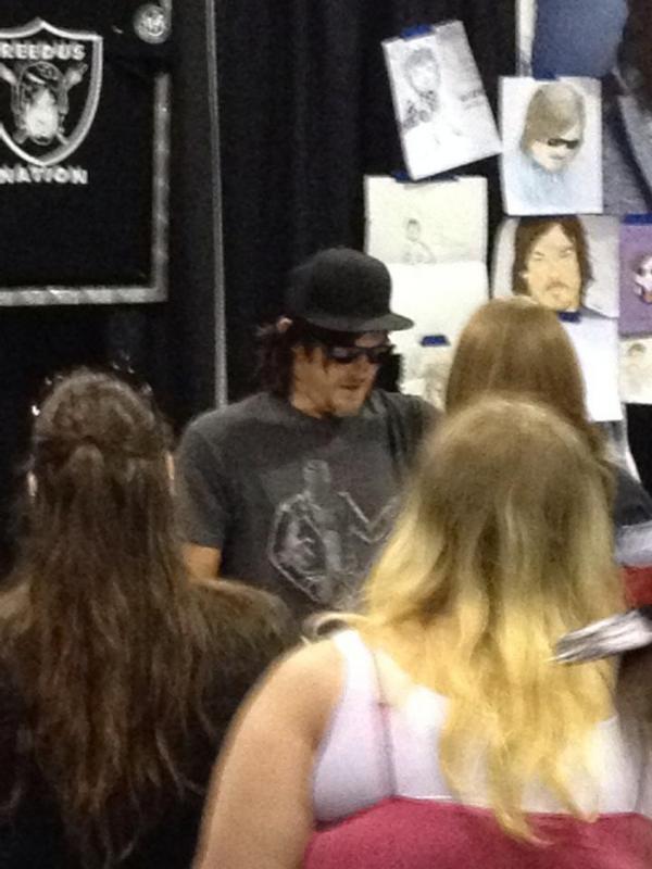 ennoia3's tweet image. I&apos;m fascinated watching Norman do anything. #imighthaveaproblem RT @Teenimartini Comic con Norman! @wwwbigbaldhead
