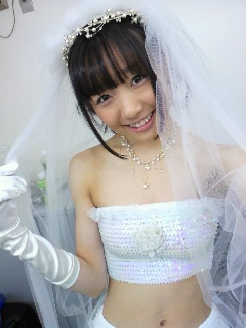 キュートなウェディングドレスを着た須田亜香里