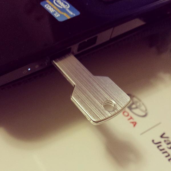 quemeanswhat's tweet photo. 'It's a key that's a USB.' Find out what's on the USB on the blog. #vayamosjuntos #thatr... http://t.co/Rzl6bZpDKg http://t.co/UUKnplPjx4