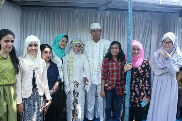 kelomangFAMZ's tweet photo. Happy wedding sahabatku @epoyevilol dan mustofa :*♥ http://t.co/kUijikTqX3